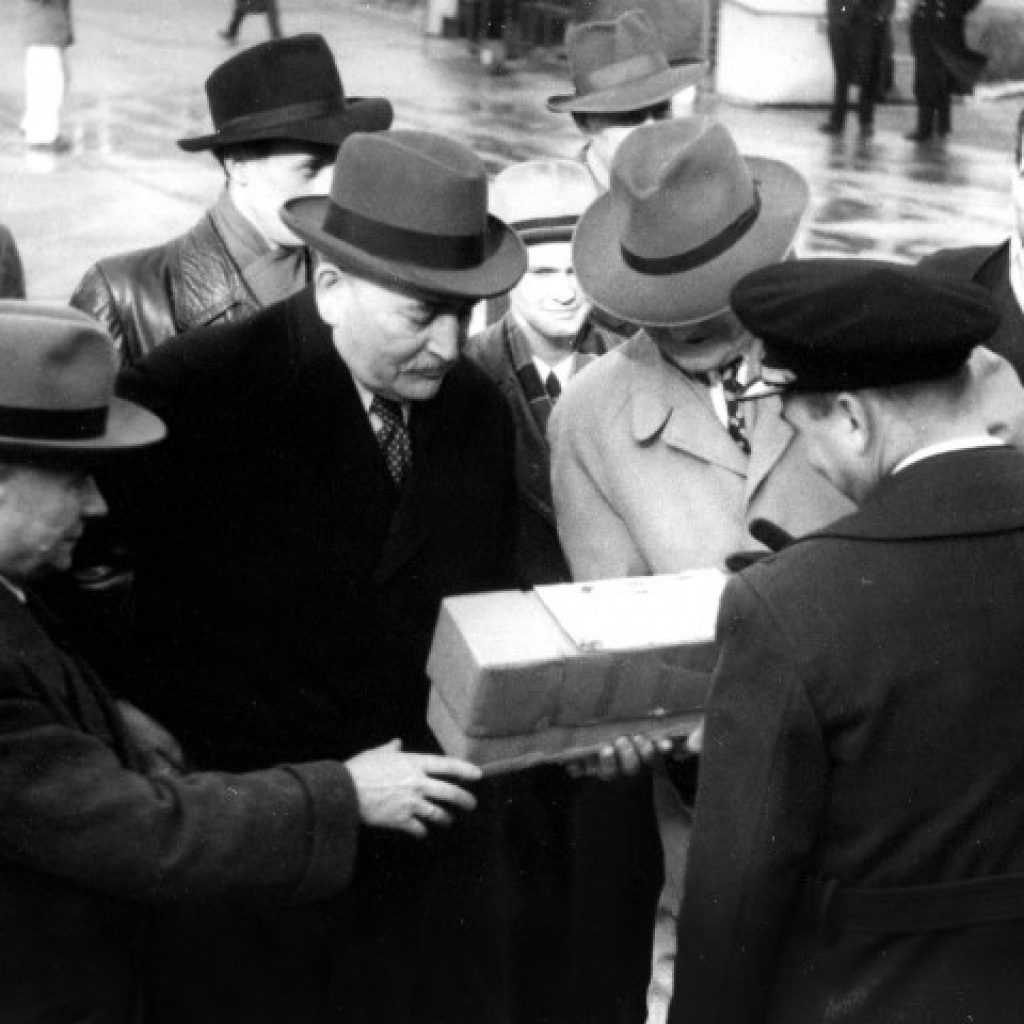 Care- Pakete lindern die schlimmste Not. Thomas F. Dunn von der US-Militärregierung übergibt sie im Dezember 1946 an Wilhelm Kaisen.